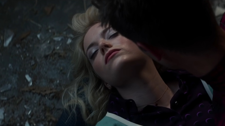 Peter Parker holds Gwen Stacy's corpse