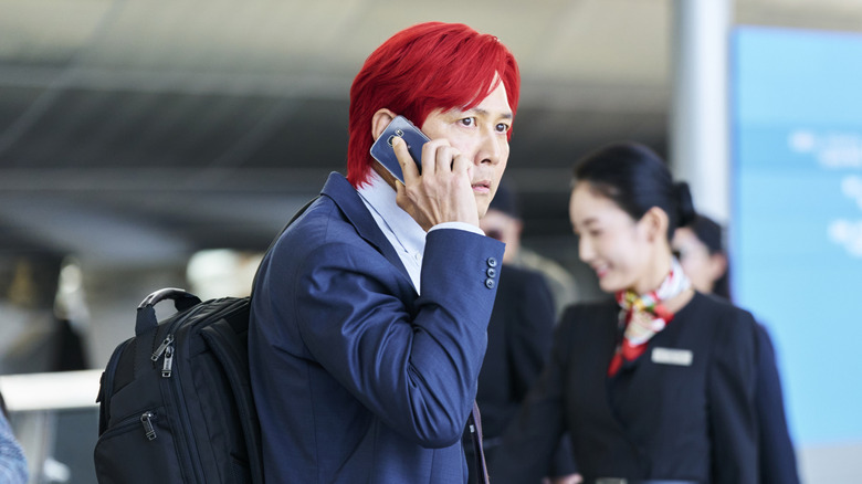 Gi-Hun with red hair in the airport (2024)