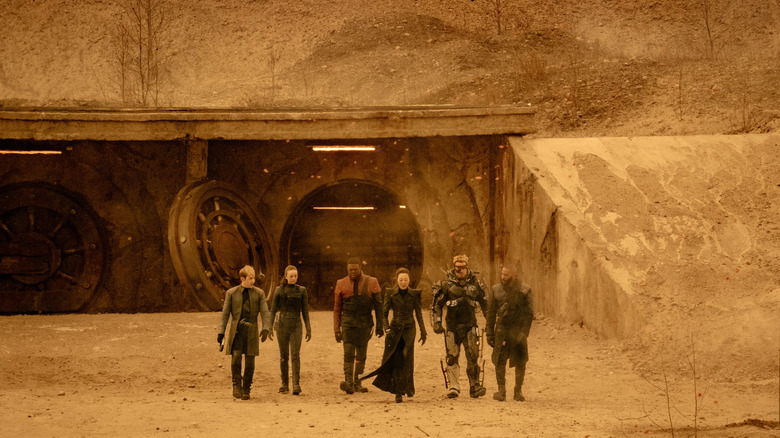 Fuzz, Rachel, Quasi, Georgiou, Zeph, and Alo walking in desert in Star Trek: Section 31