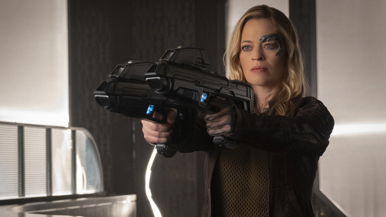 Seven of Nine pointing guns