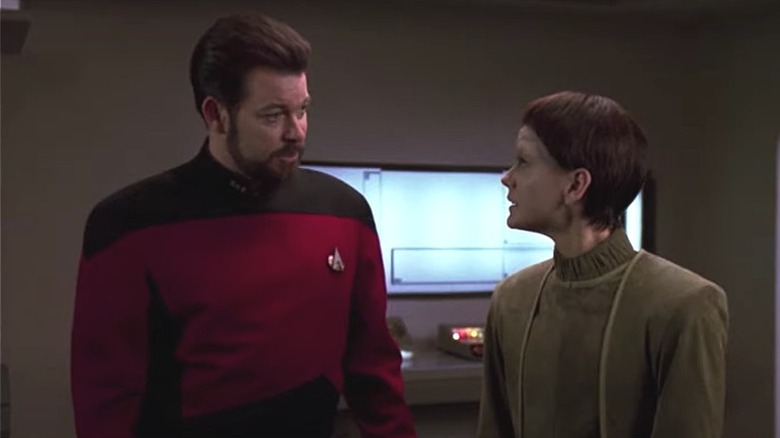 Riker discussing with Soren