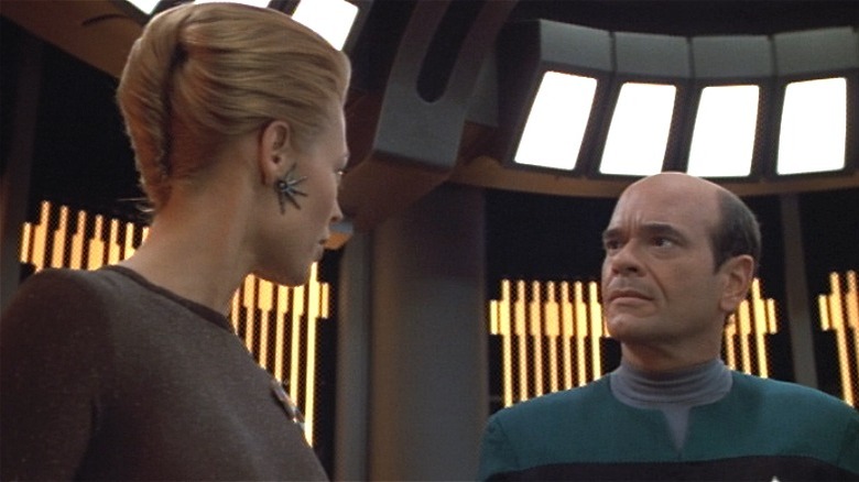 Seven of Nine and the Doctor talking 