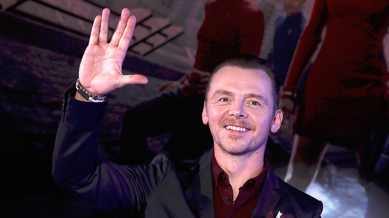 Simon Pegg doing Vulcan sign 