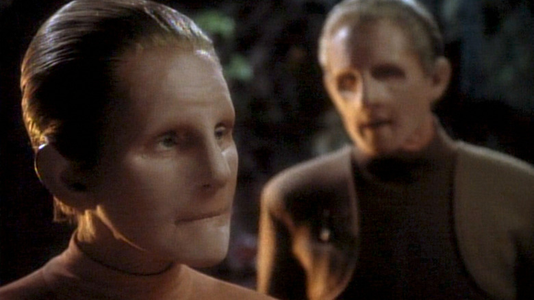 Odo talks to the female Changeling