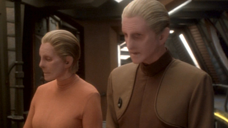 Odo talks to the female Changeling