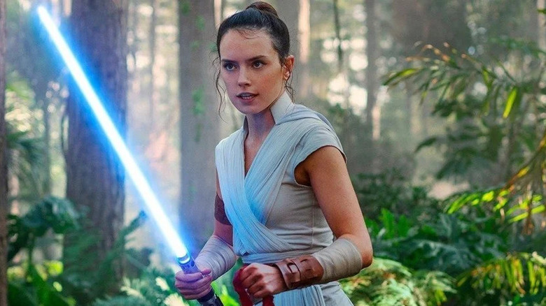 Rey holding lightsaber