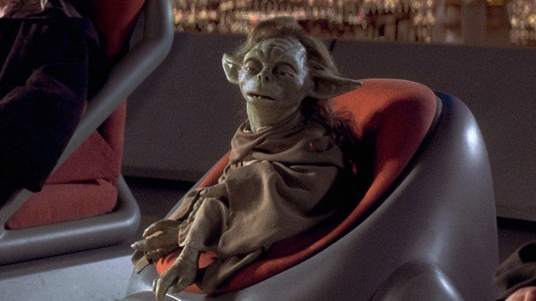 Jedi Master Yaddle sitting on the Jedi Council talking