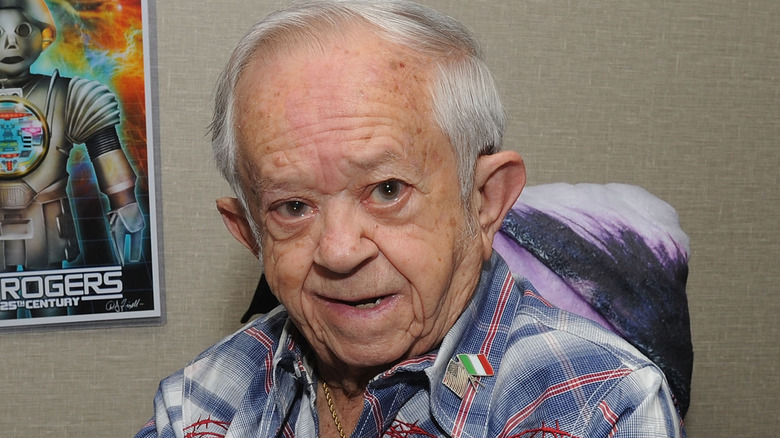 Felix Silla signs autographs at a convention