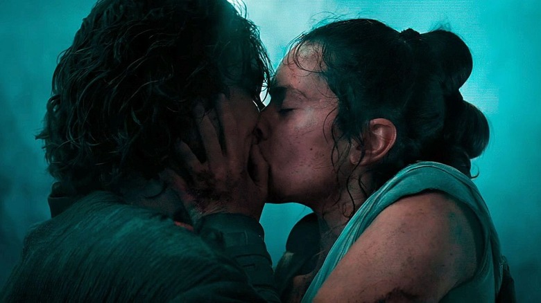 After resurrecting Rey using the Force, Ben Solo shares a kiss with her before dying in her arms.