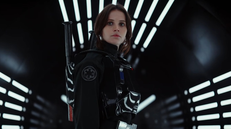 Jyn staring down corridor