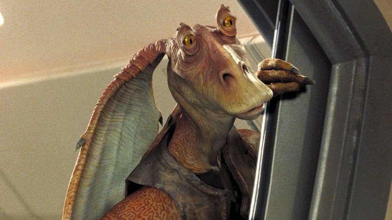 Jar Jar peering around a corner