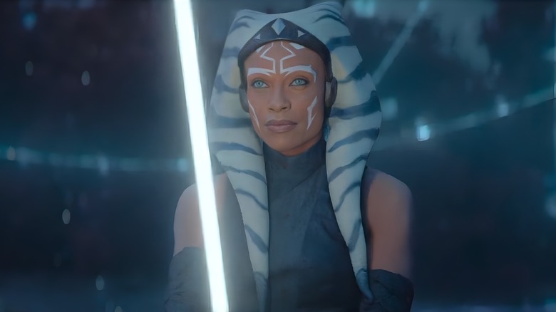 Ahsoka holding white lighstaber