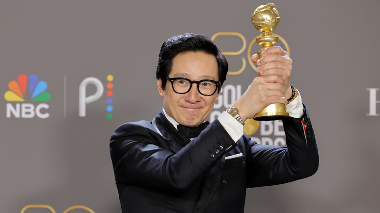 Ke Huy Quan holds up Golden Globe award