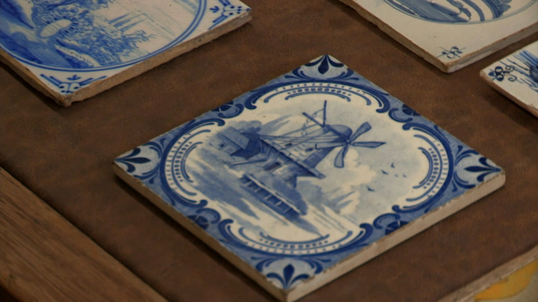 Delft tiles on display 