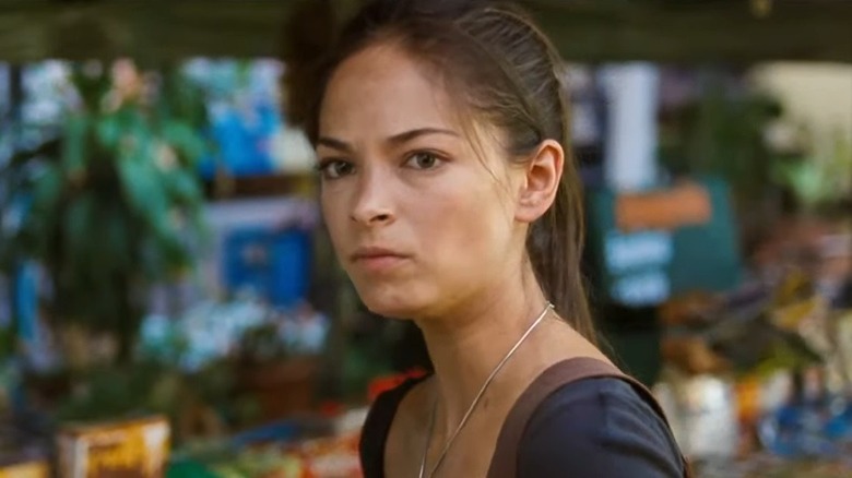 Chun-Li looking in grocery store