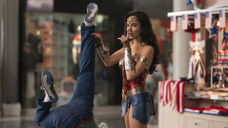 Wonder Woman clutching a foe in "Wonder Woman 1984" (2020)