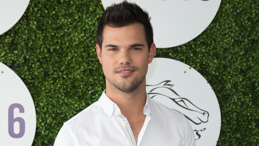 Taylor Lautner white shirt