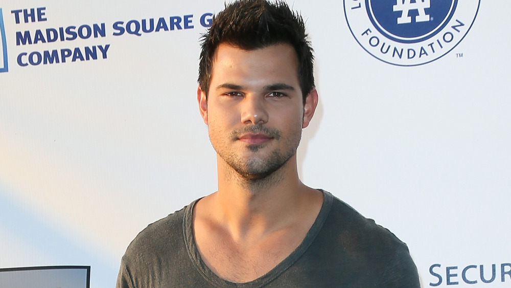 Taylor Lautner gray t-shirt