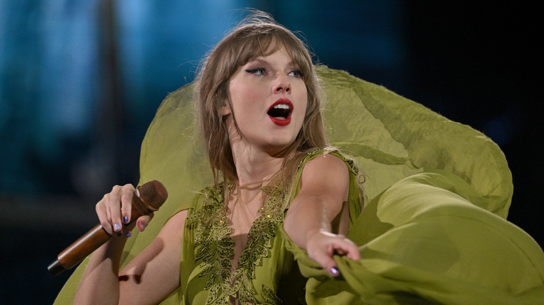 Taylor Swift green dress