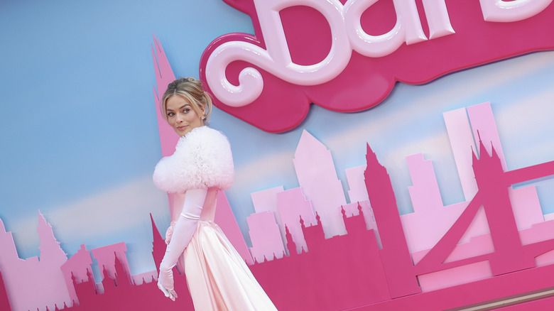 Margot Robbie Barbie red carpet fur collar posing