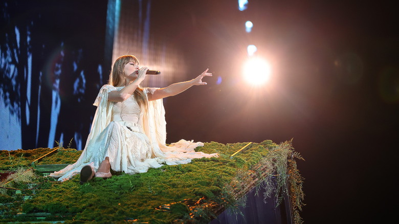 Taylor Swift singing mossy rooftop