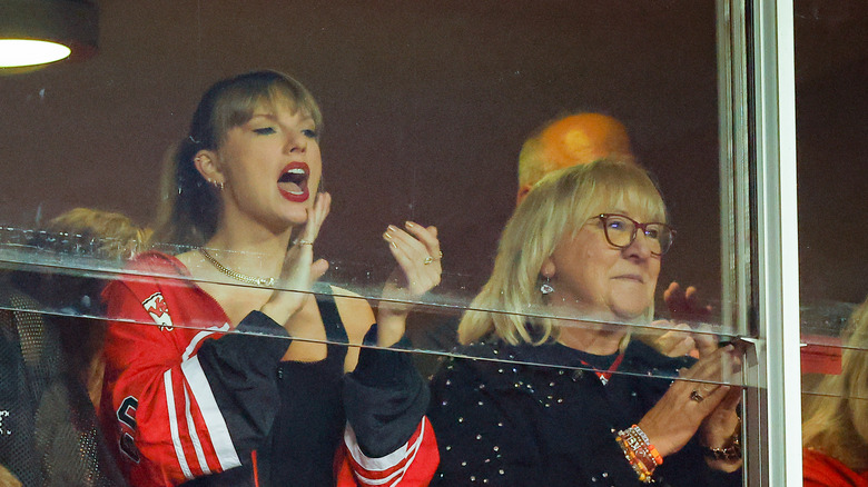 Taylor Swift Donna Kelce cheering