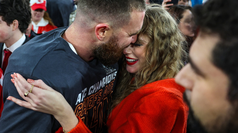 Taylor Swift Travis Kelce embracing