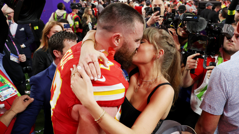 Taylor Swift and Travis Kelce kissing