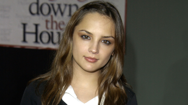 Rachael Leigh Cook smiling