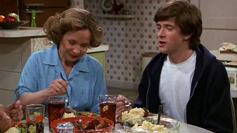 Eric and Kitty Forman eating dinner