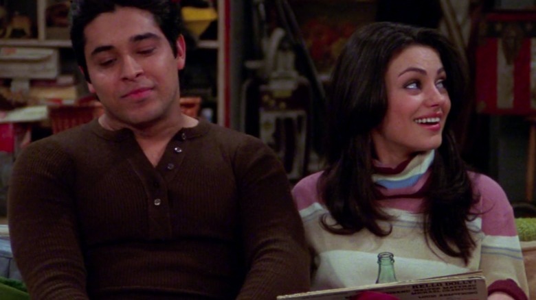 Jackie Burkhart and Fez sitting on a couch