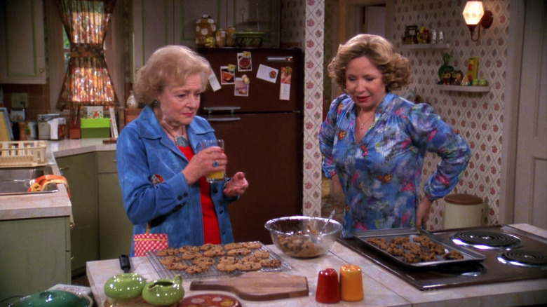 That 70s Show S Debra Jo Rupp Raves About Having Betty White Portray Kitty S Mom