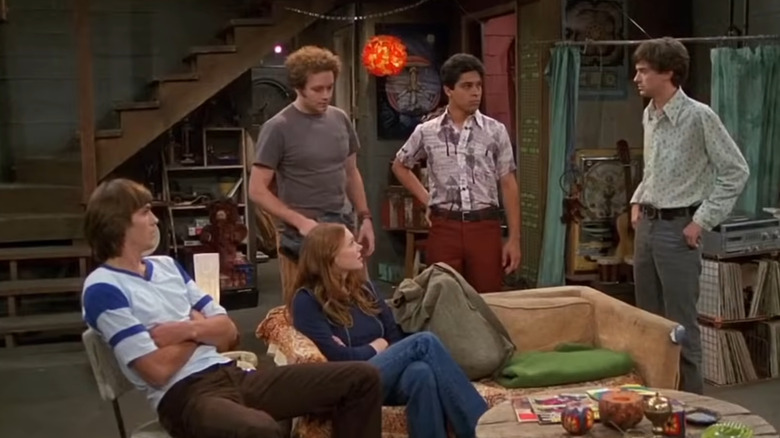 Kelso, Donna, Hyde, Fez, and Eric hanging out