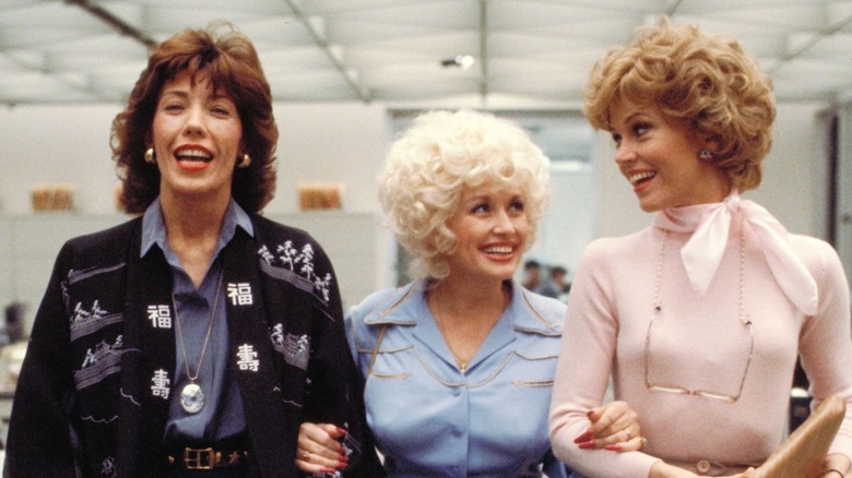 Lily Tomlin, Dolly Parton, and Jane Fonda walking together