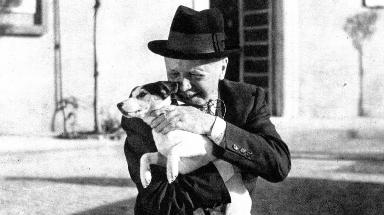 Umberto holds Flike close in "Umberto D."