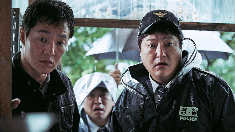 Jong-woo arrives at a crime scene and looks on in horror.