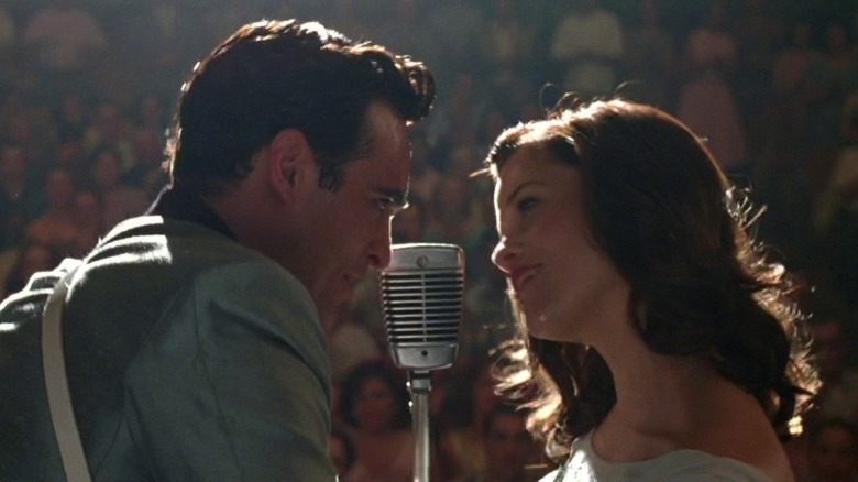 Johnny and June singing together in "Walk the Line"