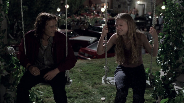 Heath Ledger and Julia Stiles on swings