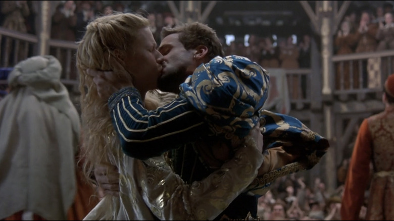 Gwyneth Paltrow and Joseph Fiennes kiss