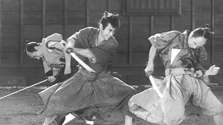 Tsuruchiyo Niiro fighting a couple of warriors in Samurai Assassin