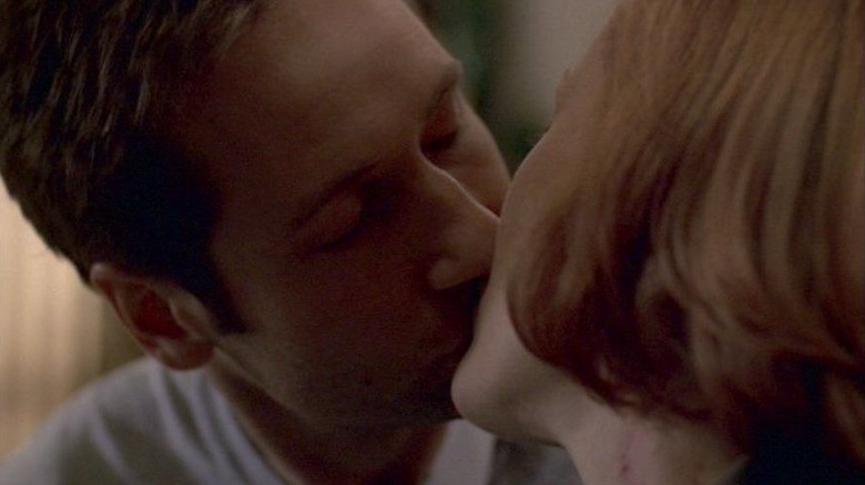 Scully and Mulder kissing