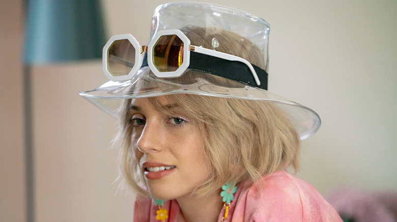 Maya Hawke wearing a plastic hat in Do Revenge