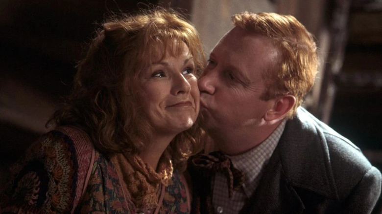 Arthur Weasley kissing Molly Weasley on the cheek