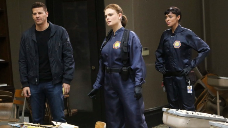 The Jeffersonian team investigates a classroom crime scene