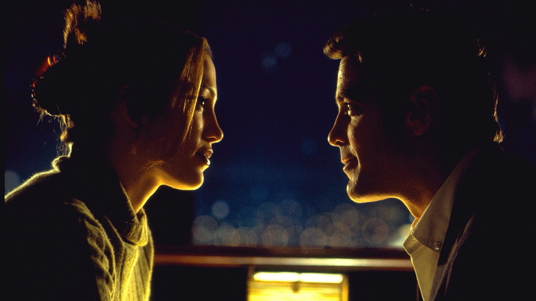 Karen and Jack stare into each other's eyes in "Out of Sight" (1998)