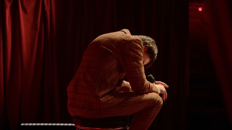 Donny hanging head onstage in "Baby Reindeer"