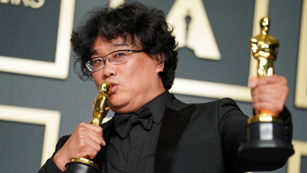 Bong Joon-ho kissing Oscar statue