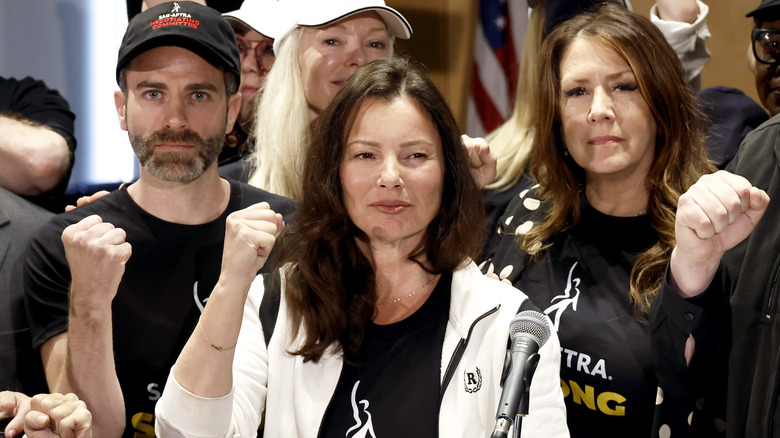 Fran drescher and members raising fists