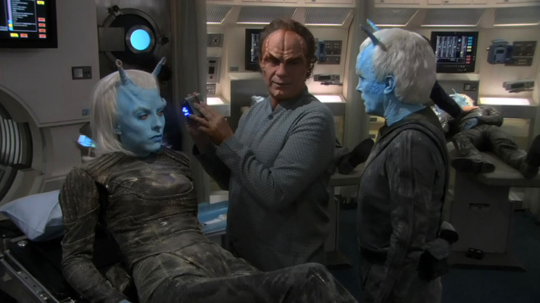 Shran in sickbay with Phlox and an Andorian patient