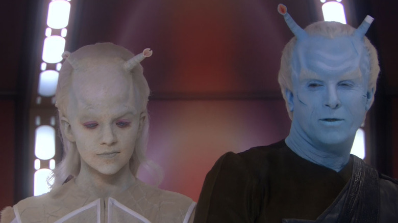 Shran stands with an Aenar